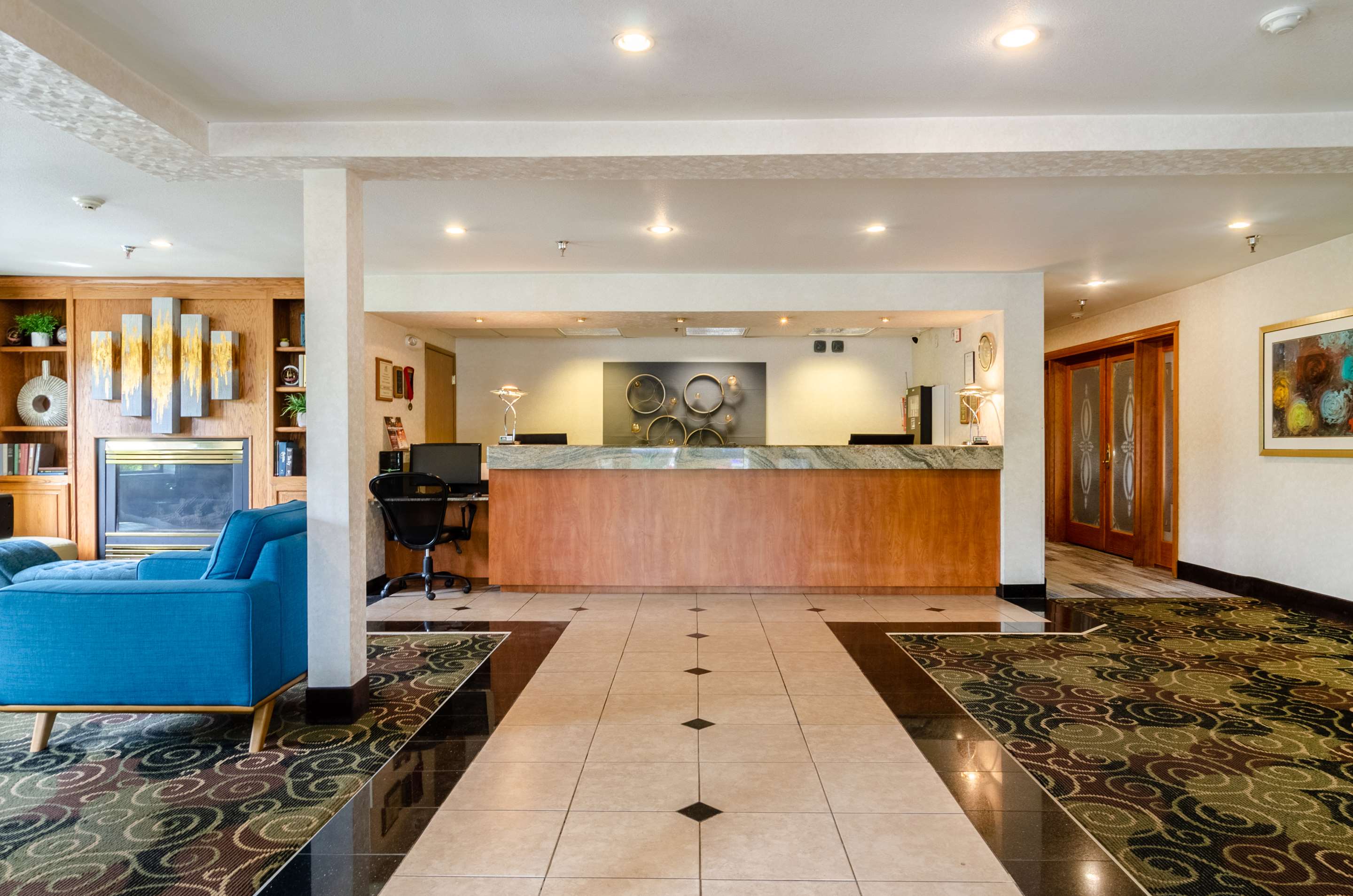 Lobby | GuestHouse Inn & Suites Poulsbo