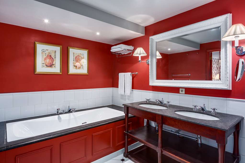 NH BRUGGE-guestroom-Guest Room,Bathroom,Suite,On-Site.jpg
