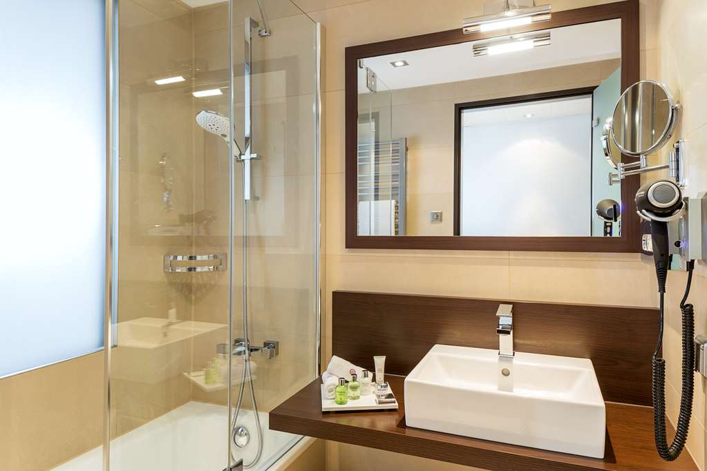 NH COLLECTION DRESDEN ALTMARKT-guestroom-Guest Room,Bathroom,On-Site.jpg