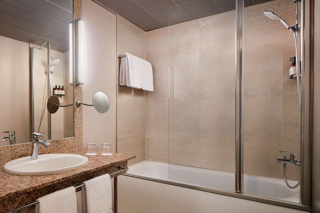 NH COLLECTION HEIDELBERG-guestroom-Guest Room,Bathroom,On-Site.jpg