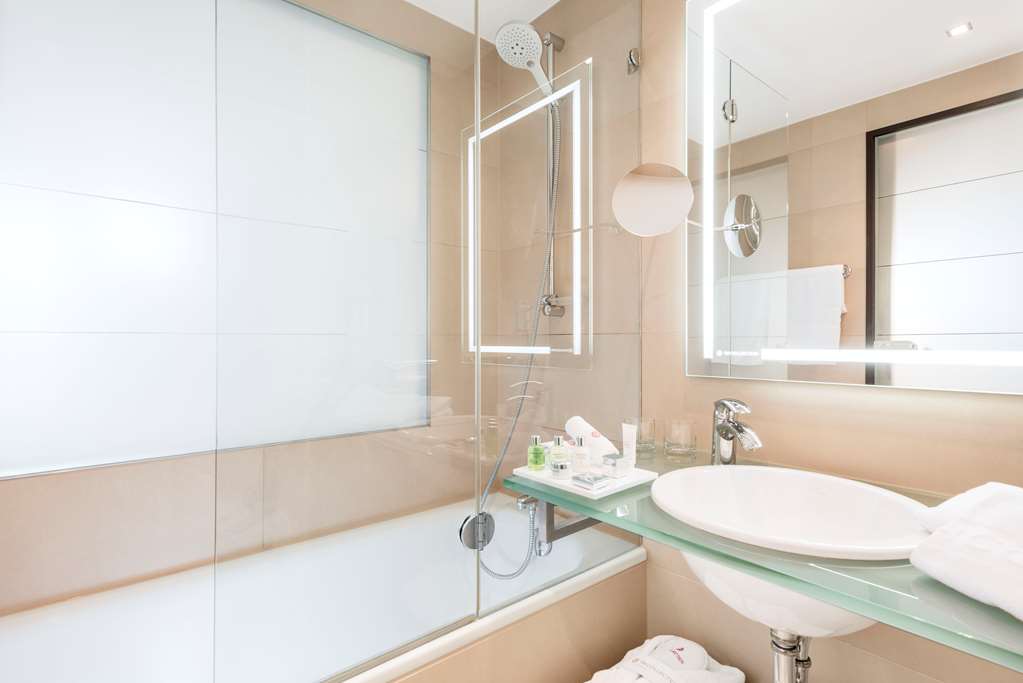 NH COLLECTION NUERNBERG CITY-guestroom-Guest Room,Bathroom,On-Site.jpg