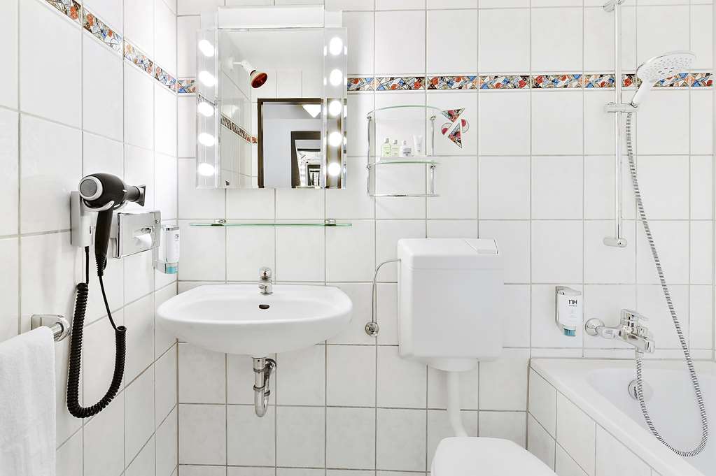 NH MANNHEIM VIERNHEIM-guestroom-Guest Room,Bathroom,On-Site.jpg