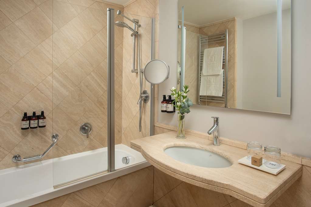 NH BOLOGNA DE LA GARE-guestroom-Guest Room,Bathroom,On-Site.jpg