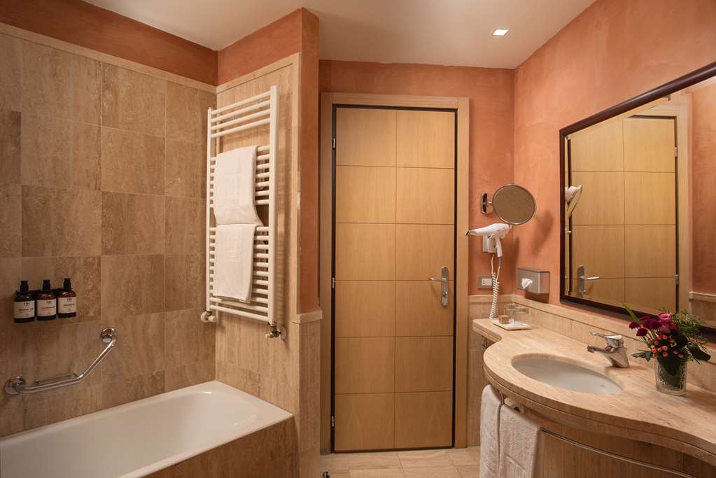 NH Bologna Villanova-guestroom-Guest Room,Bathroom,On-Site.jpg