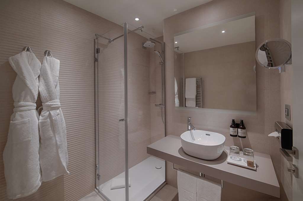 NH LA SPEZIA-guestroom-Guest Room,Bathroom,On-Site.jpg