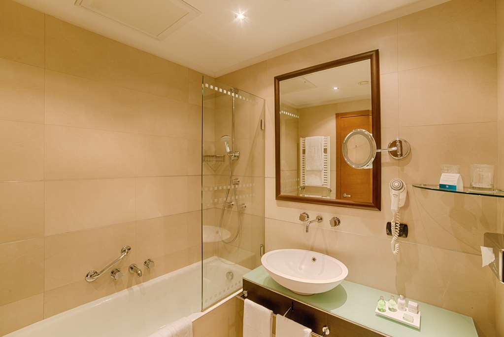 NH MILANO 2-guestroom-Guest Room,Bathroom,On-Site.jpg