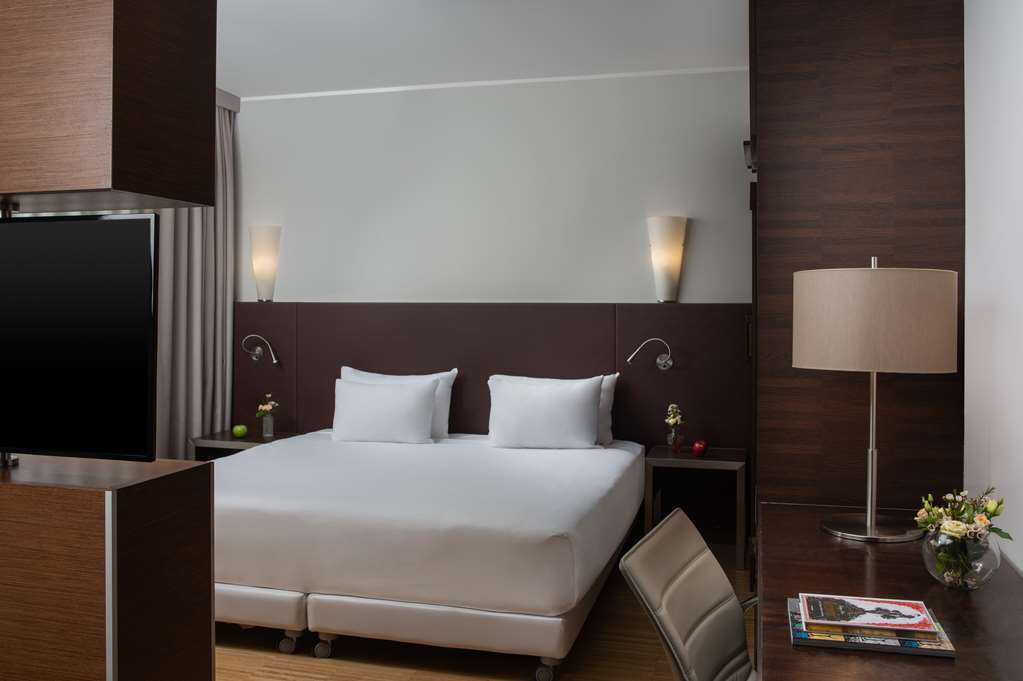 NH SAVONA DARSENA-guestroom-Guest Room,Suite,On-Site.jpg