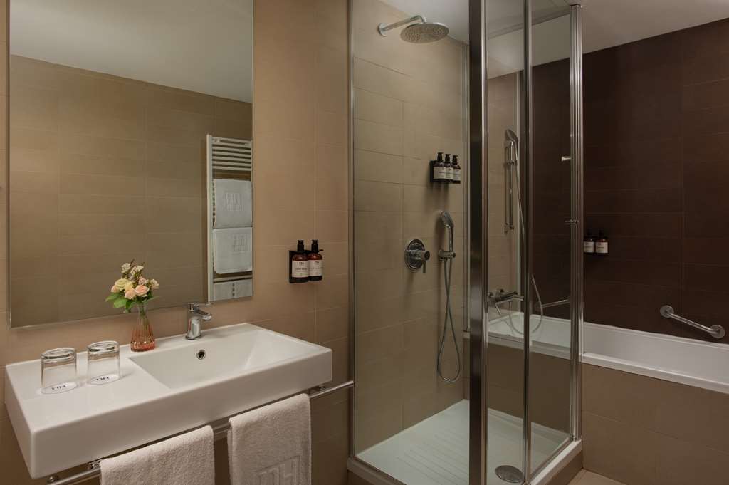 NH SAVONA DARSENA-guestroom-Guest Room,Bathroom,On-Site.jpg