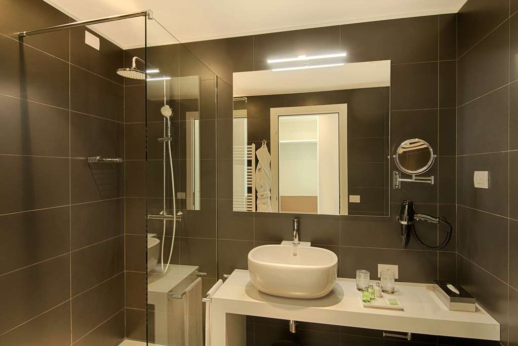 NH Trento-guestroom-Guest Room,Bathroom,On-Site.jpg