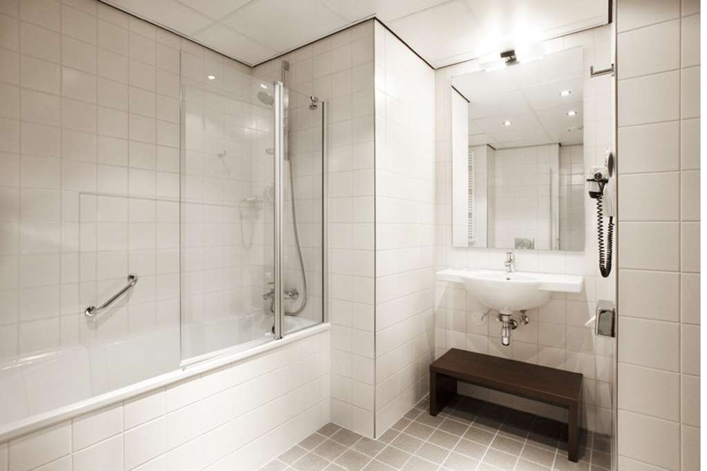 NH AMERSFOORT-guestroom-Guest Room,Bathroom,Suite,On-Site.jpg