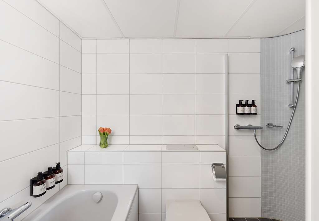 NH NOORDWIJK CONF LEEUWENHORST-guestroom-Guest Room,Bathroom,On-Site.jpg