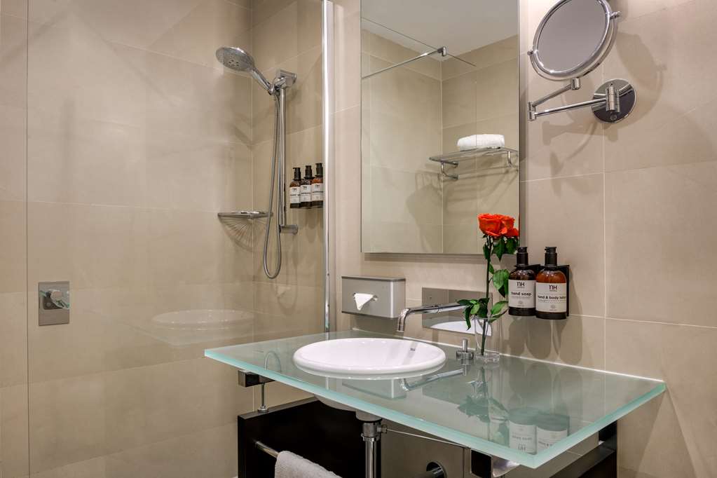 NH CAMPO DE GIBRALTAR-guestroom-Guest Room,Bathroom,On-Site.jpg