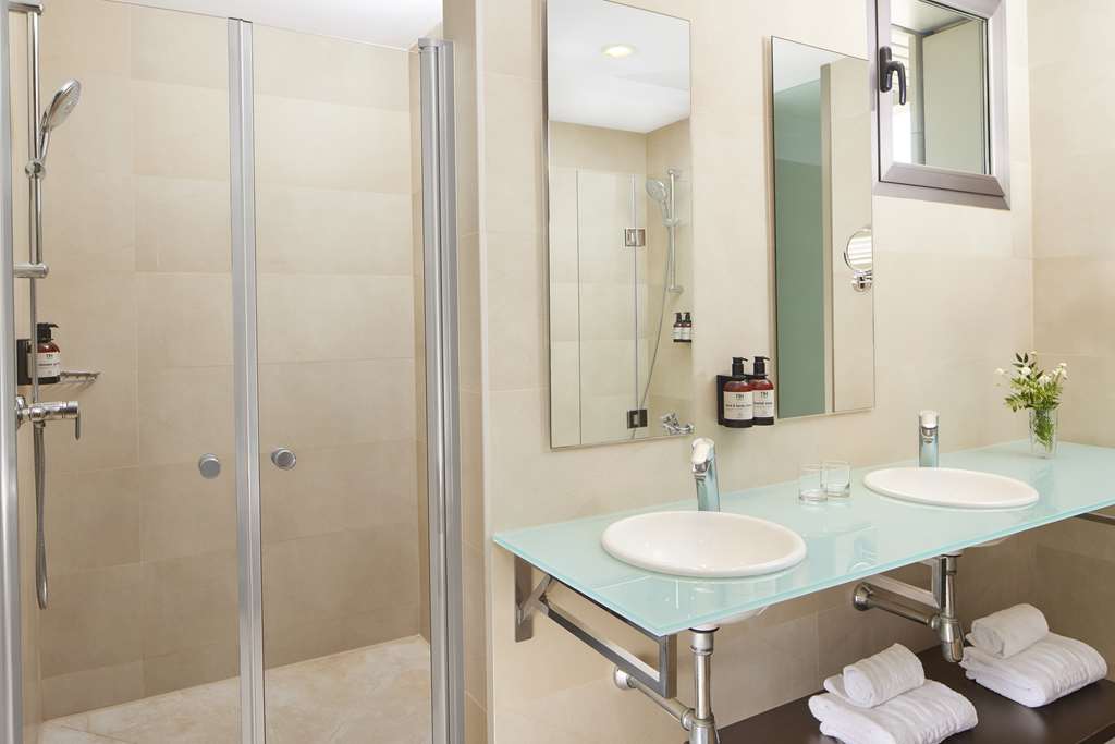 NH ALICANTE-guestroom-Guest Room,Bathroom,On-Site.jpg