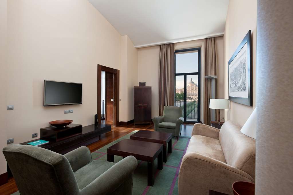 NH COLLECTION PALACIO ARANJUEZ-guestroom-Guest Room,Suite,On-Site.jpg