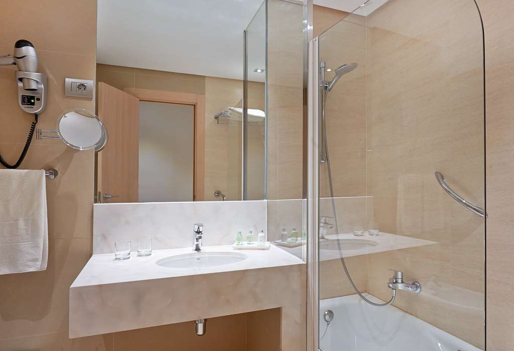 NH BILBAO DEUSTO-guestroom-Guest Room,Bathroom,On-Site.jpg