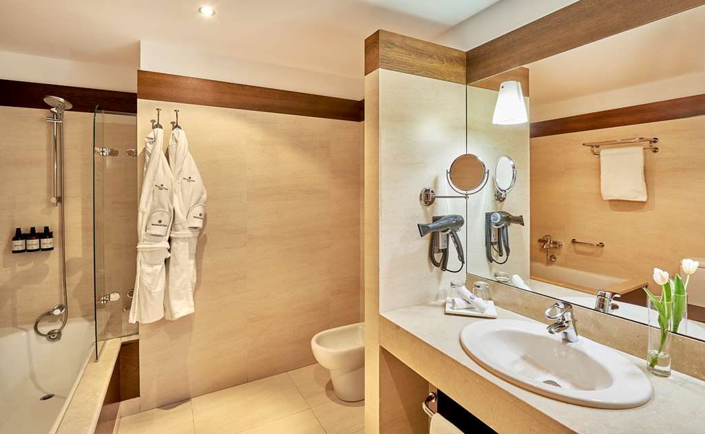NH Collection Palacio Burgos-guestroom-Guest Room,Bathroom,On-Site.jpg