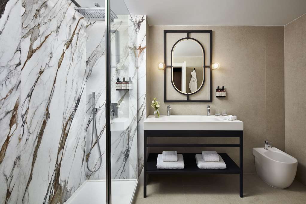 NH COLLECTION AMISTAD CORDOBA-guestroom-Guest Room,Bathroom,On-Site.jpg