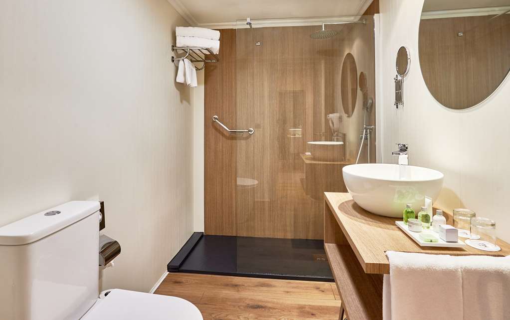NH CORDOBA CALIFA-guestroom-Guest Room,Bathroom,On-Site.jpg