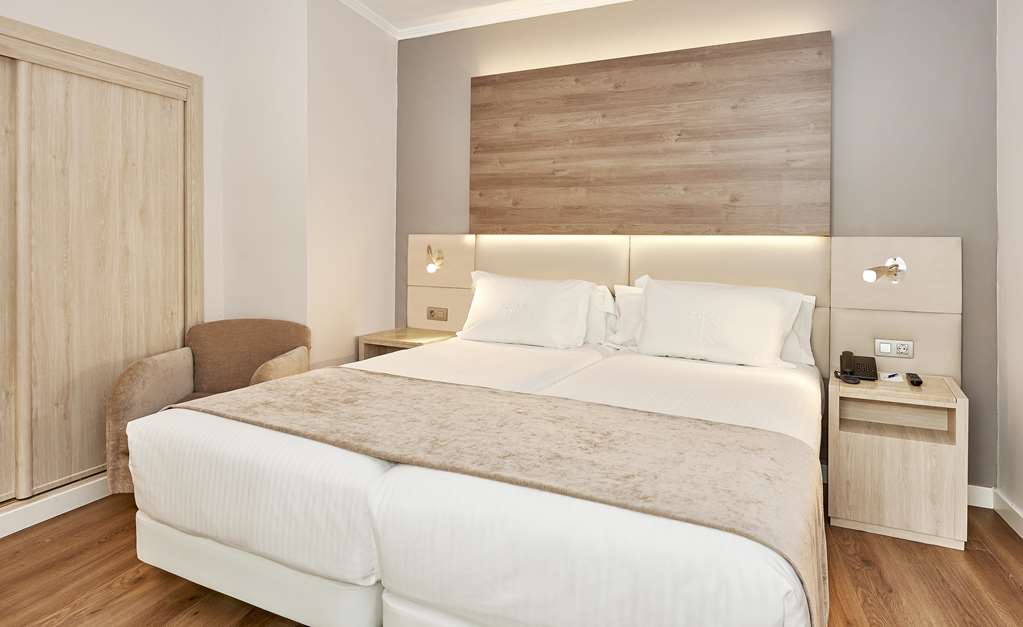 NH CORDOBA CALIFA-guestroom-Guest Room,On-Site.jpg