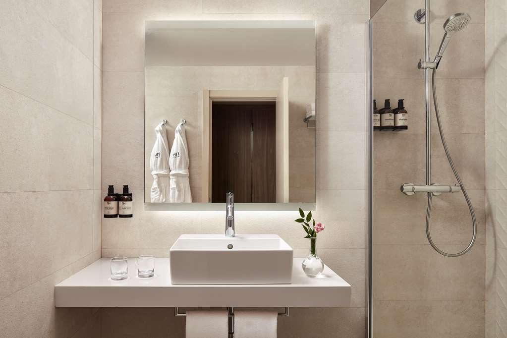 NH LUZ HUELVA-guestroom-Guest Room,Bathroom,On-Site.jpg