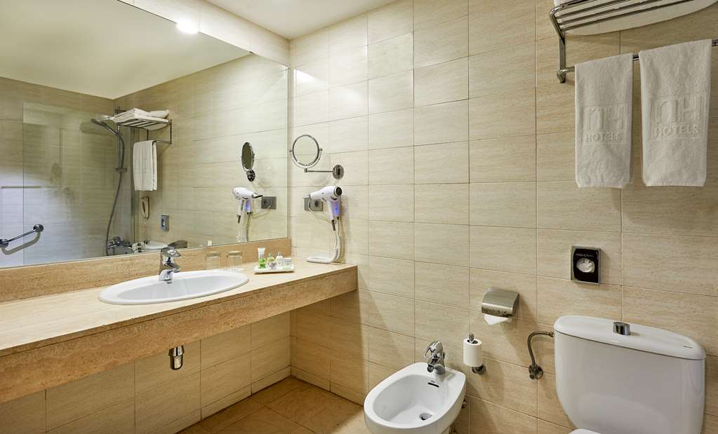 NH LLEIDA PIRINEOS-guestroom-Guest Room,Bathroom,On-Site.jpg