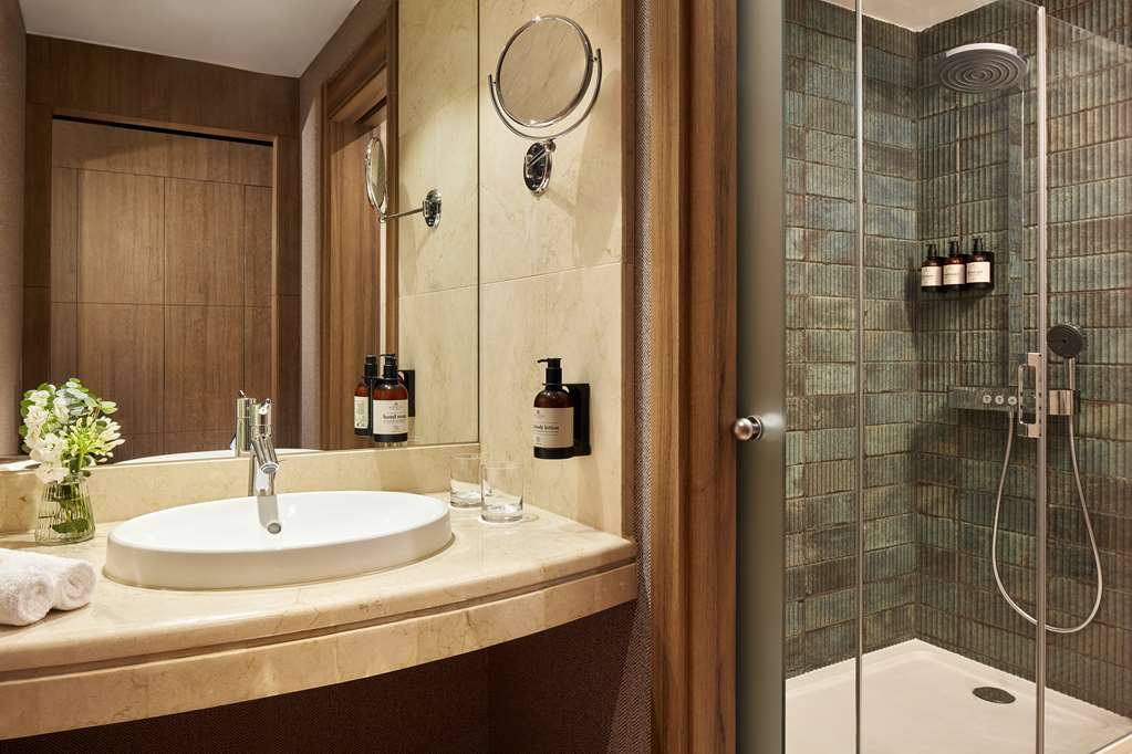 NH COLLETION MARBELLA-guestroom-Guest Room,Bathroom,On-Site.jpg