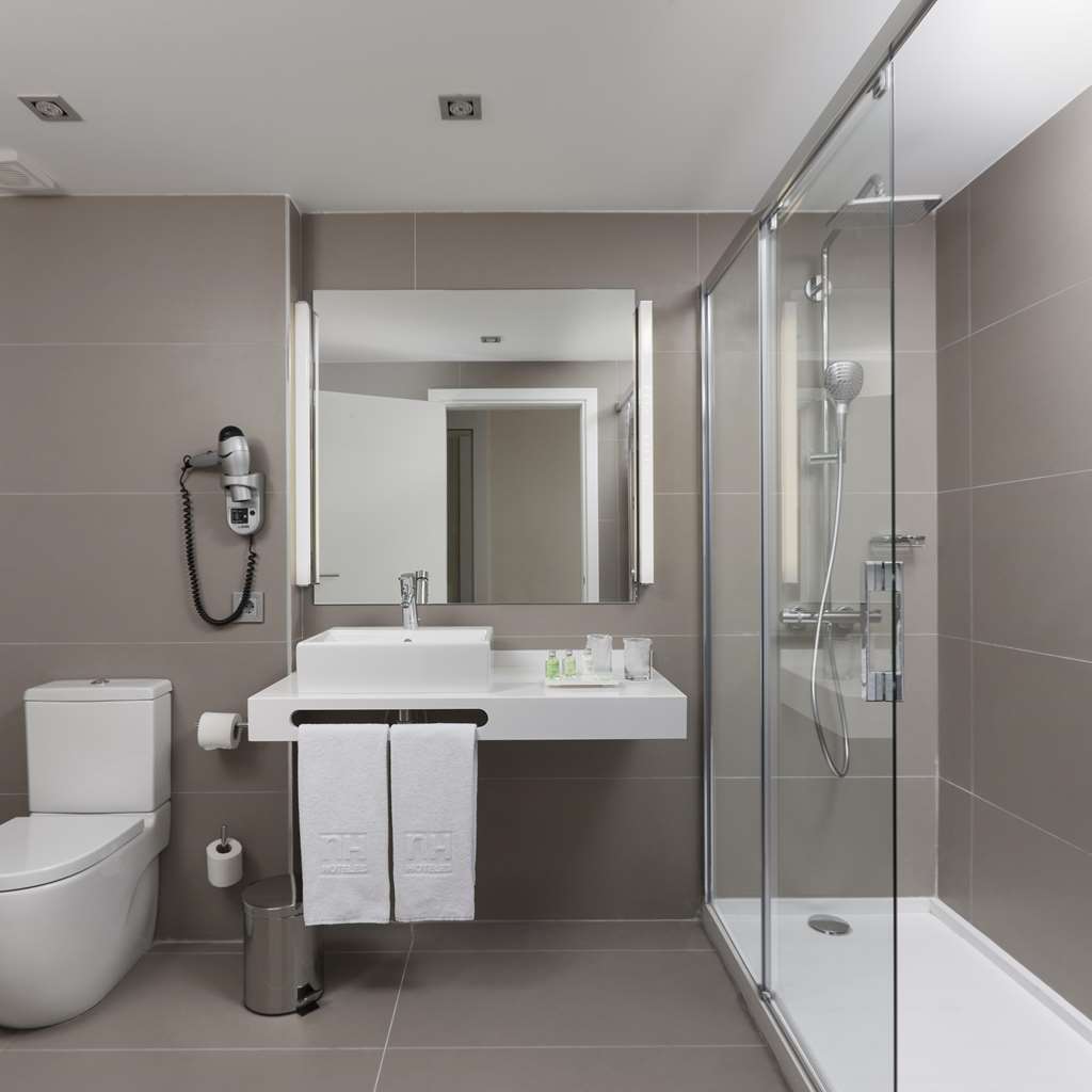 NH PAMPLONA IRUNA PARK-guestroom-Guest Room,Bathroom,On-Site.jpg