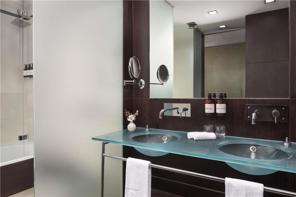NH COLLECTION SANTIAGO-guestroom-Guest Room,Bathroom,On-Site.jpg