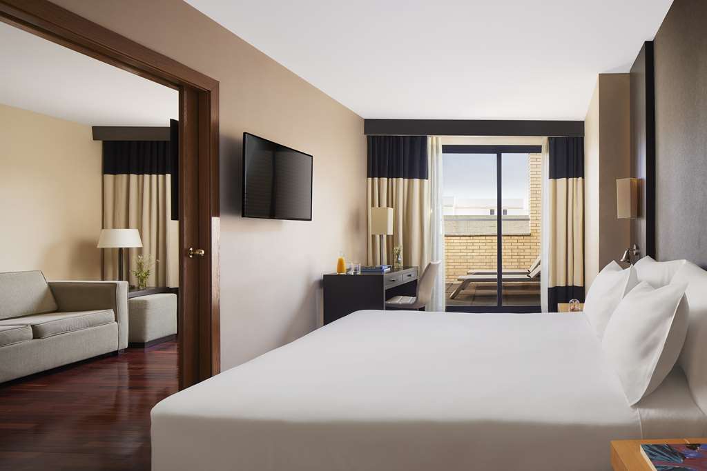 NH CIUDAD DE VALENCIA-guestroom-Guest Room,Suite,On-Site.jpg