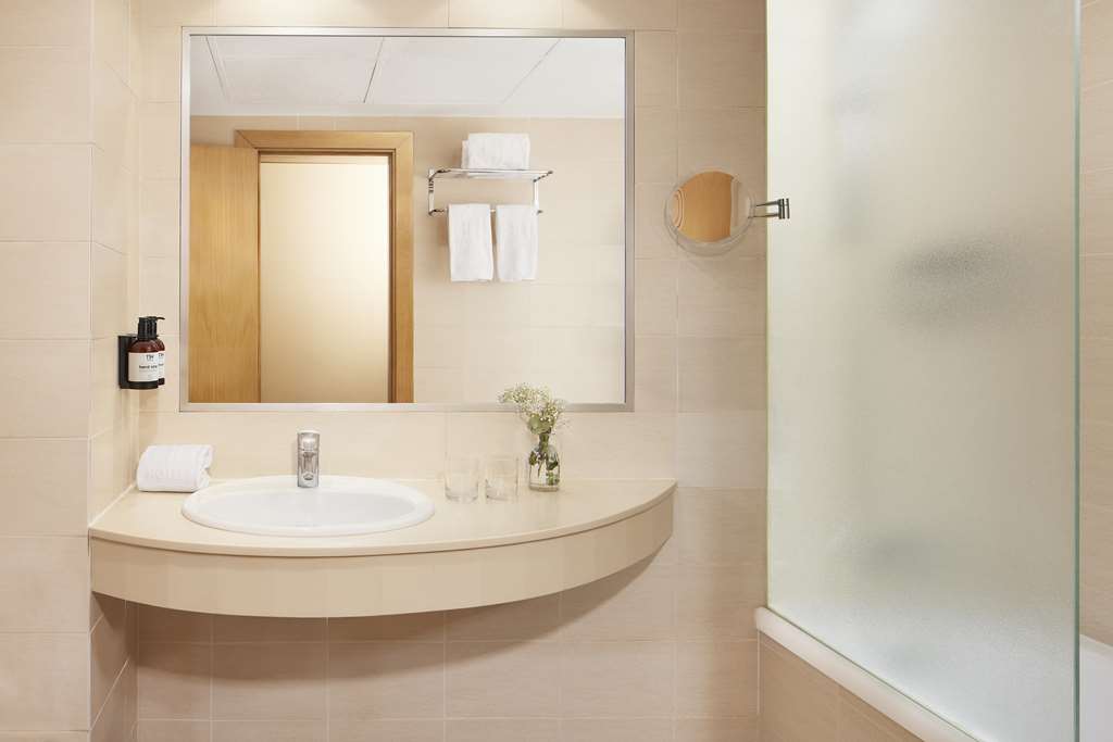 NH CIUDAD DE VALENCIA-guestroom-Guest Room,Bathroom,On-Site.jpg