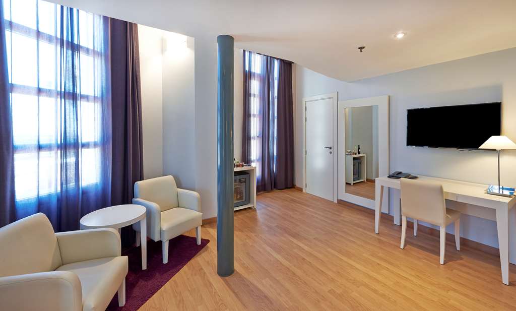 NH VALENCIA LAS ARTES-guestroom-Guest Room,Suite,On-Site.jpg