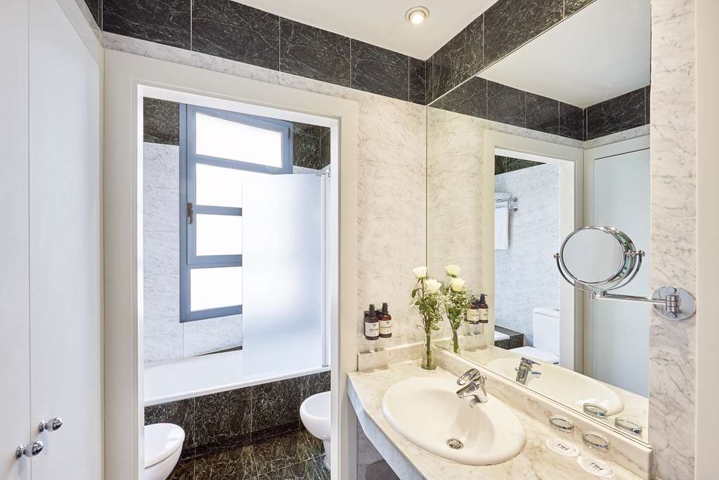 NH VALENCIA LAS ARTES-guestroom-Guest Room,Bathroom,On-Site.jpg