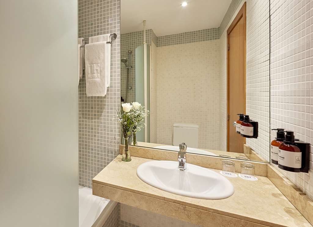 NH VALENCIA LAS CIENCIAS-guestroom-Guest Room,Bathroom,On-Site.jpg