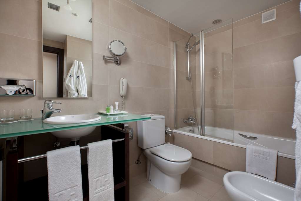 NH CANCILLER AYALA VITORIA-guestroom-Guest Room,Bathroom,On-Site.jpg