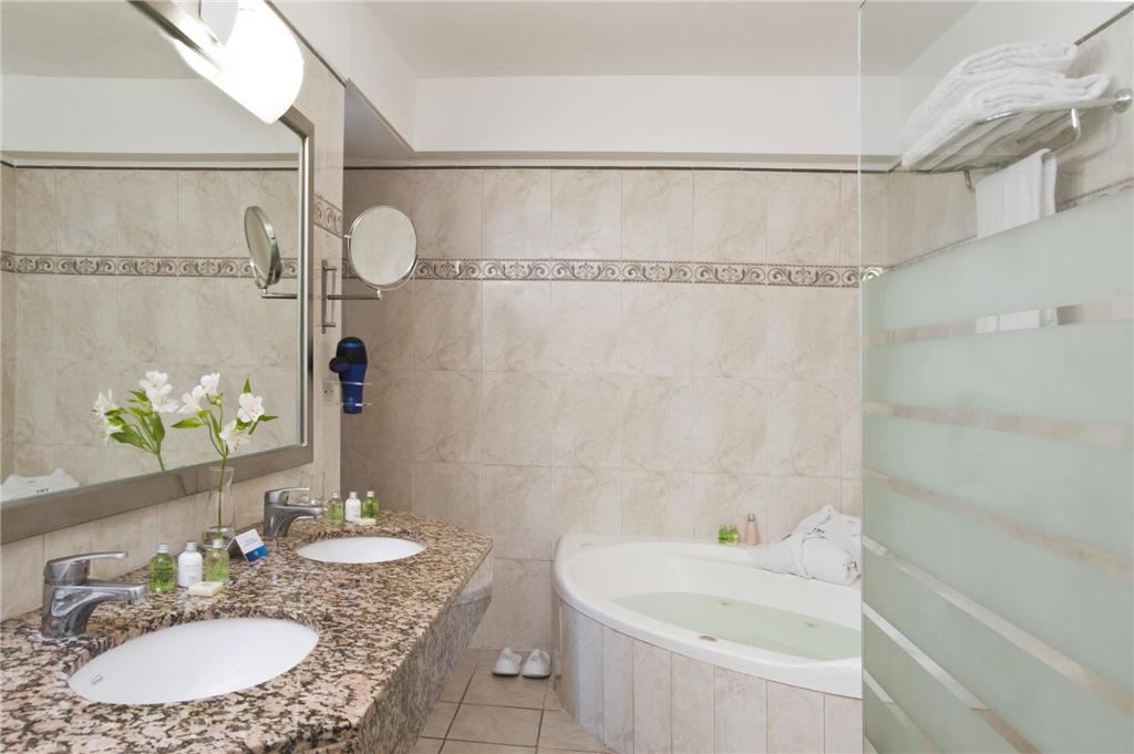 NH Montevideo Columbia-guestroom-Guest Room,Bathroom,On-Site.jpg
