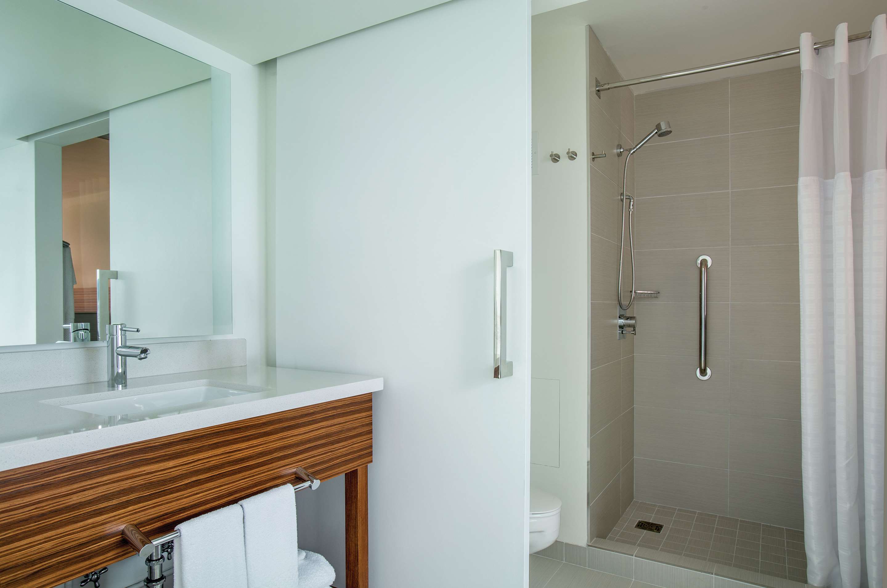 Guest room bath