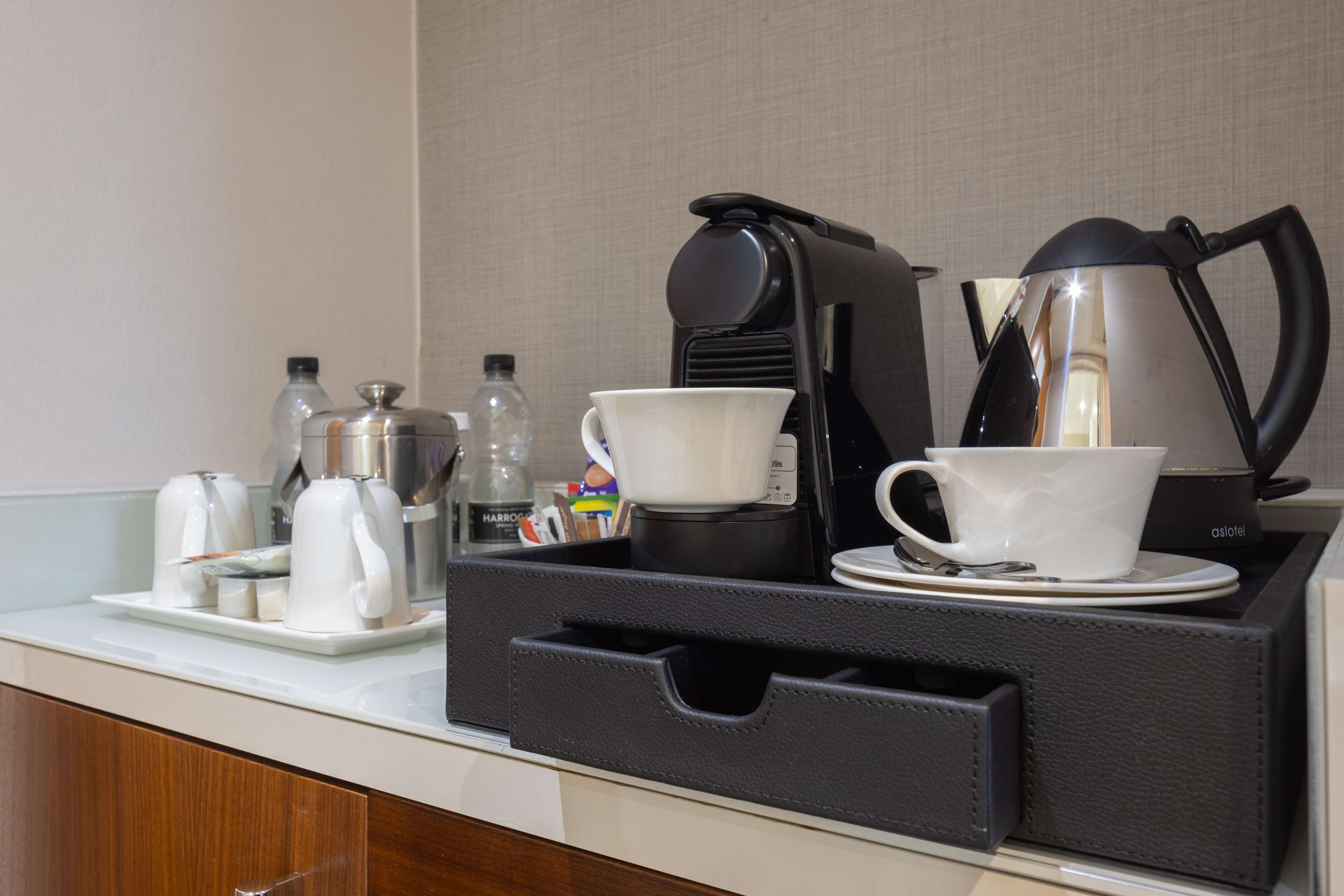 Hilton Cambridge City Centre Room Type - KING DELUXE RM W SOFA BED
