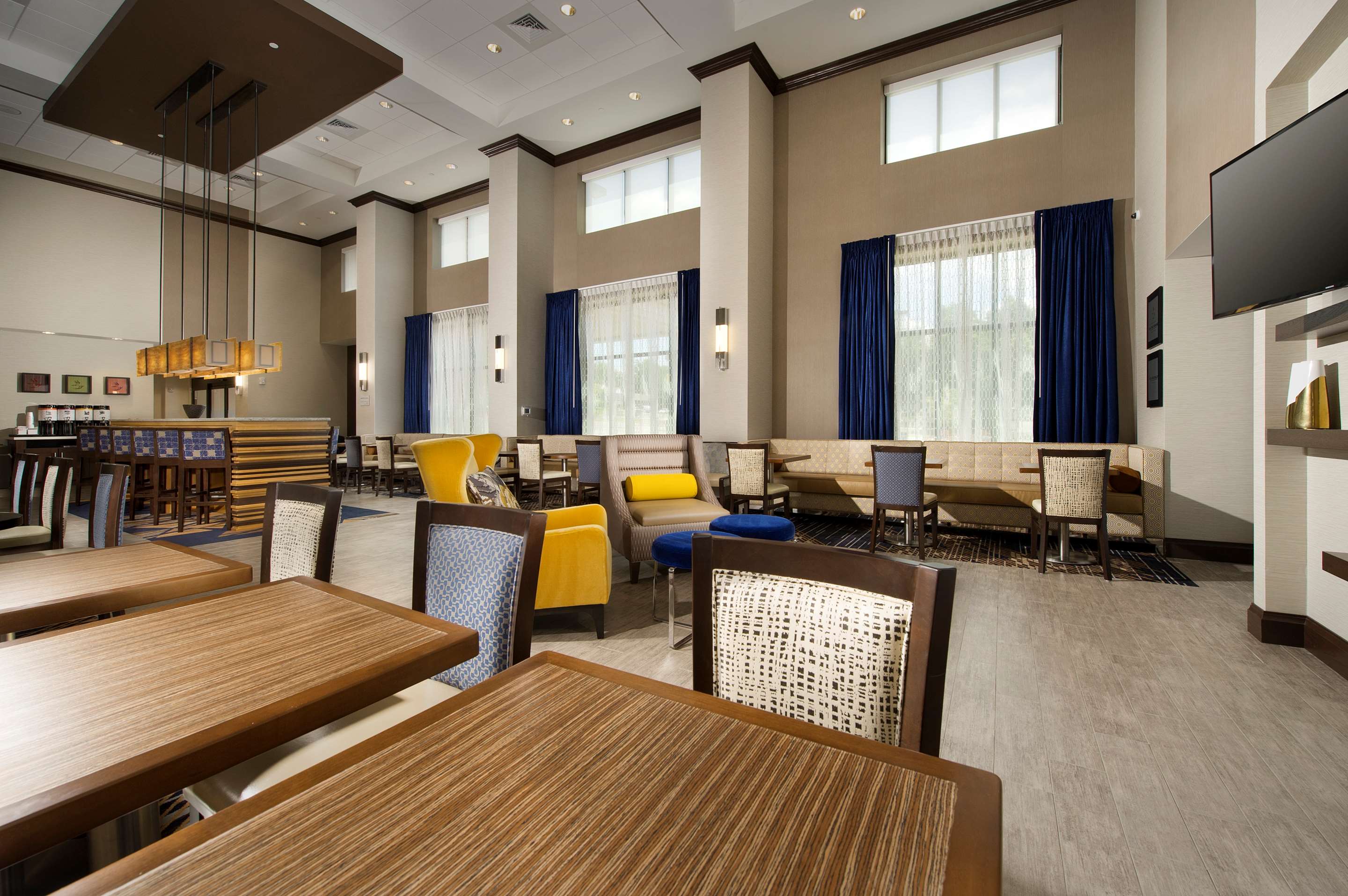 Breakfast Area | Hampton Inn & Suites Falls Church