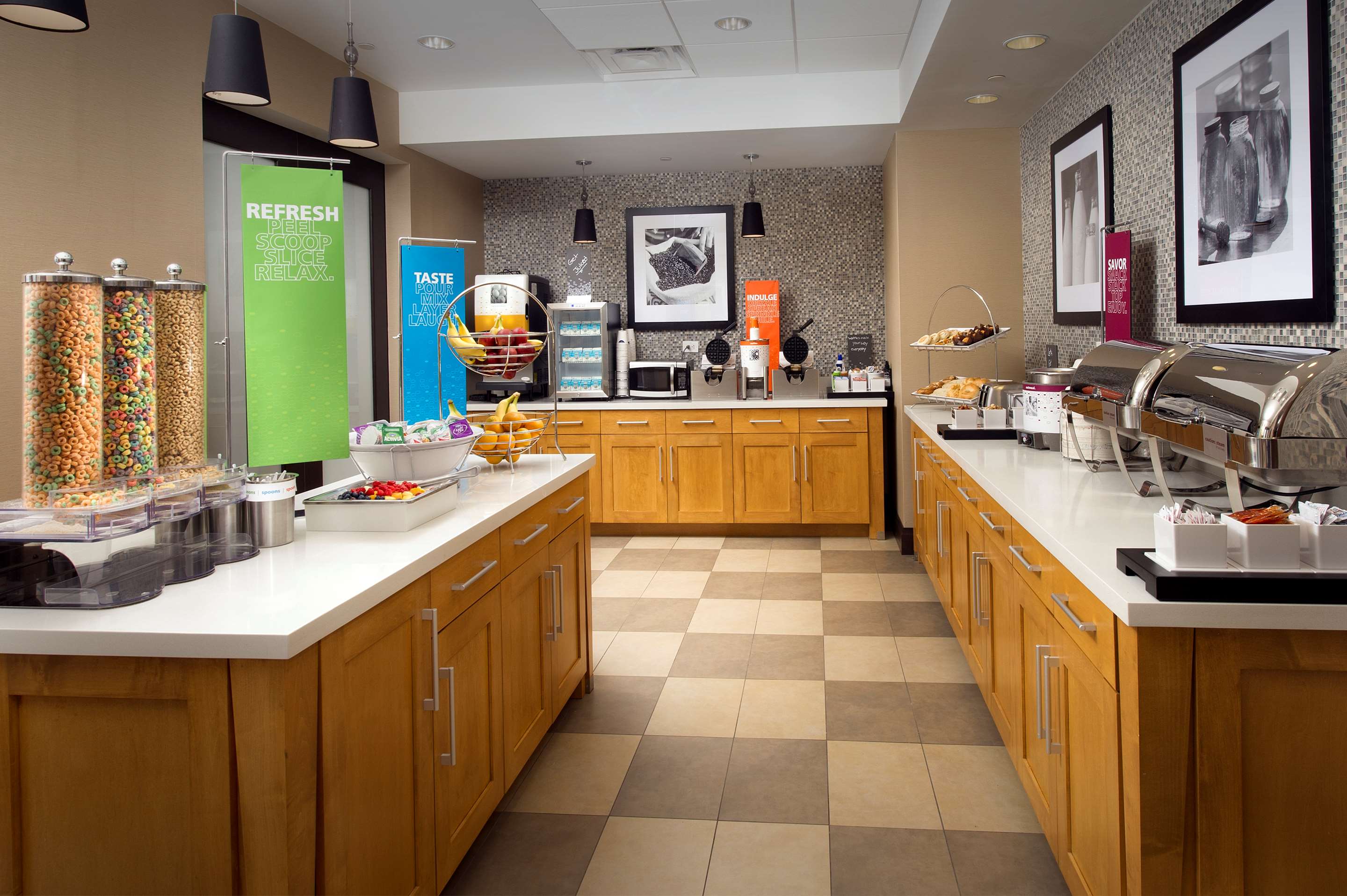 Breakfast Area | Hampton Inn & Suites Falls Church