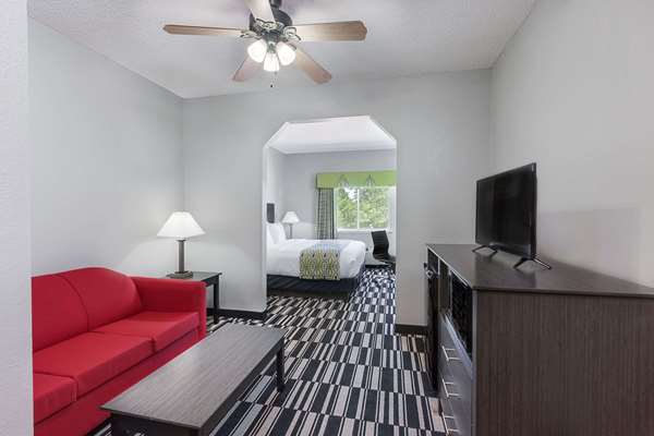 Suite - Days Inn & Suites Sulphur Springs
