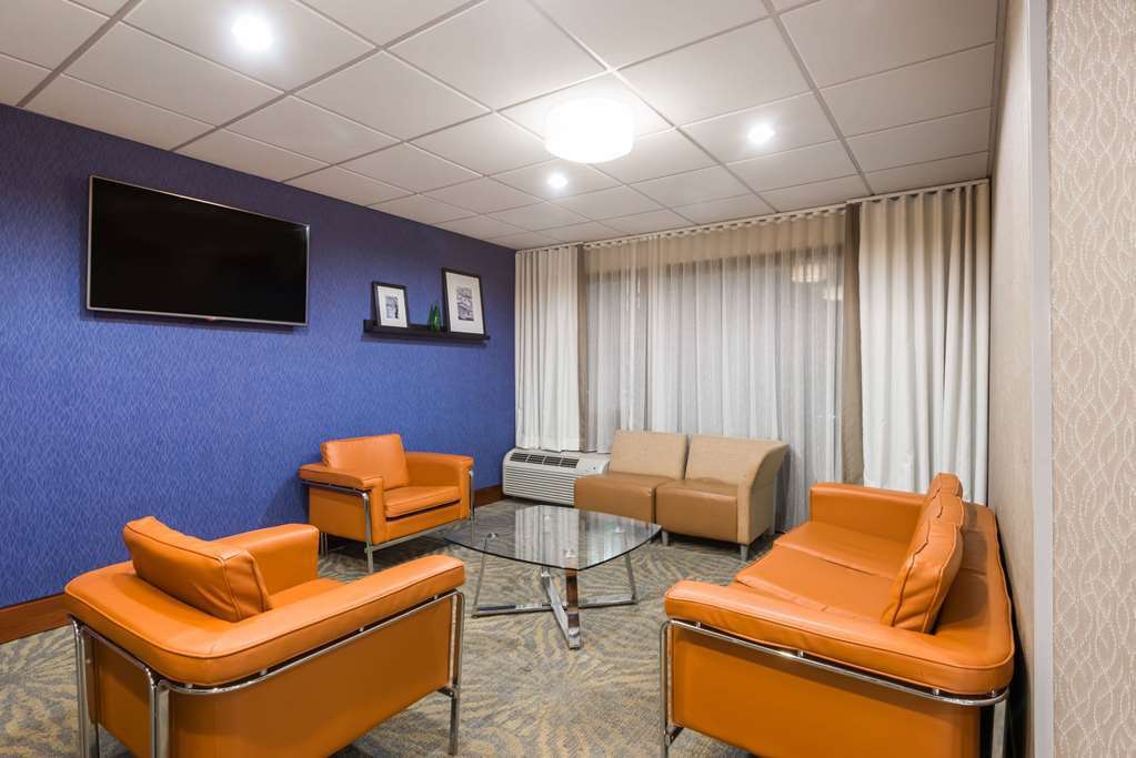 WINGATE BY WYNDHAM SPRINGFIELD-guestroom-Sitting area,On-Site.jpg