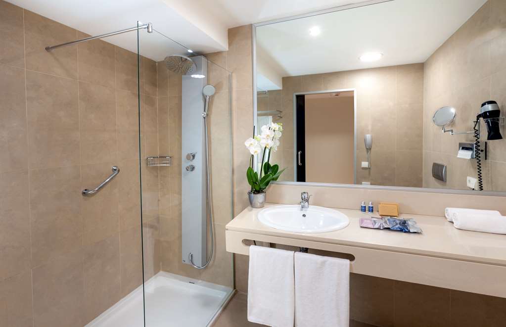 OCCIDENTAL C DIZ-guestroom-Guest Room,Bathroom,On-Site.jpg