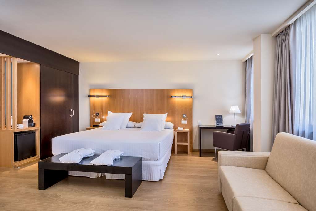 OCCIDENTAL C DIZ-guestroom-Guest Room,Suite,On-Site.jpg