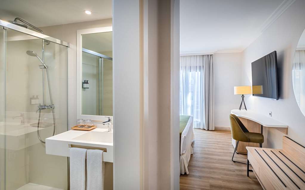 BARCELO ISLA CANELA-guestroom-Guest Room,Bathroom,On-Site.jpg
