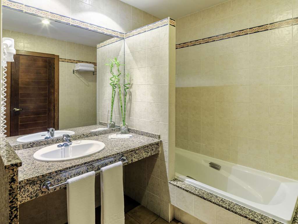 OCCIDENTAL JAND A PLAYA-guestroom-Guest Room,Bathroom,On-Site.jpg