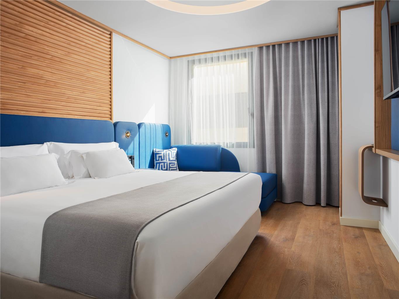 BARCELO SANTA CRUZ CONTE...-guestroom-Guest Room,Suite,On-Site.jpg