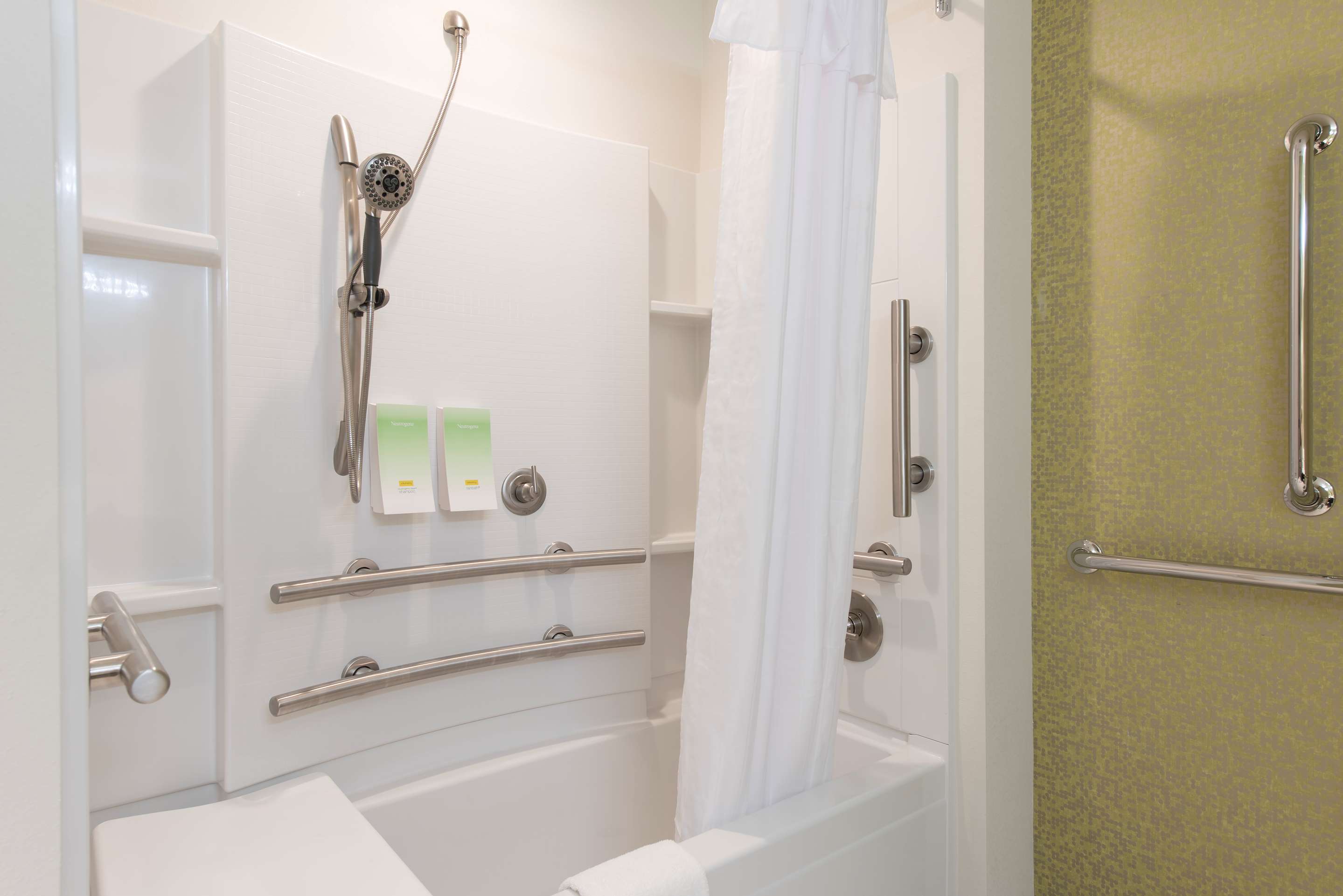 1 Queen Bed Accessible Tub