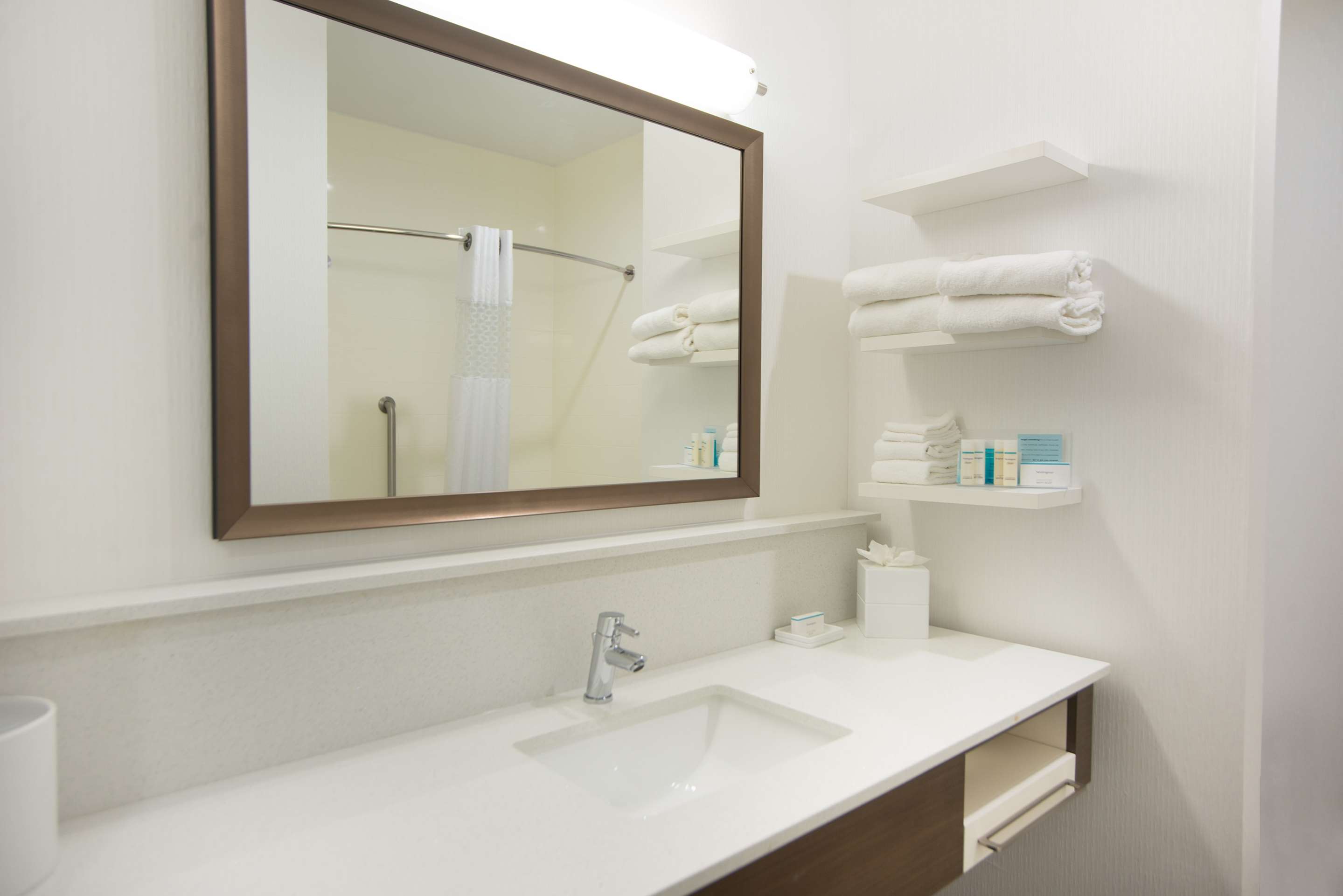 Guest room bath