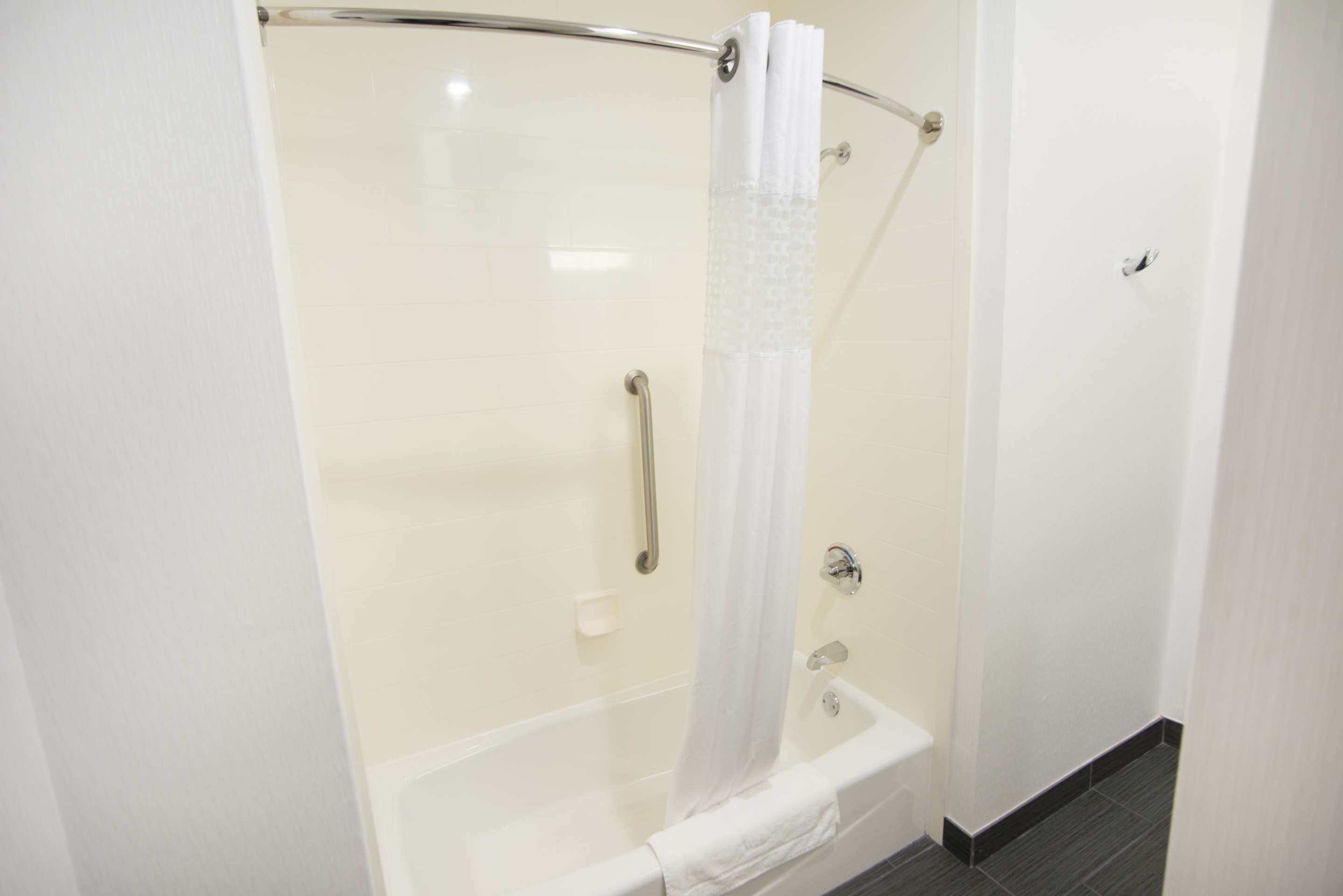 Guest room bath