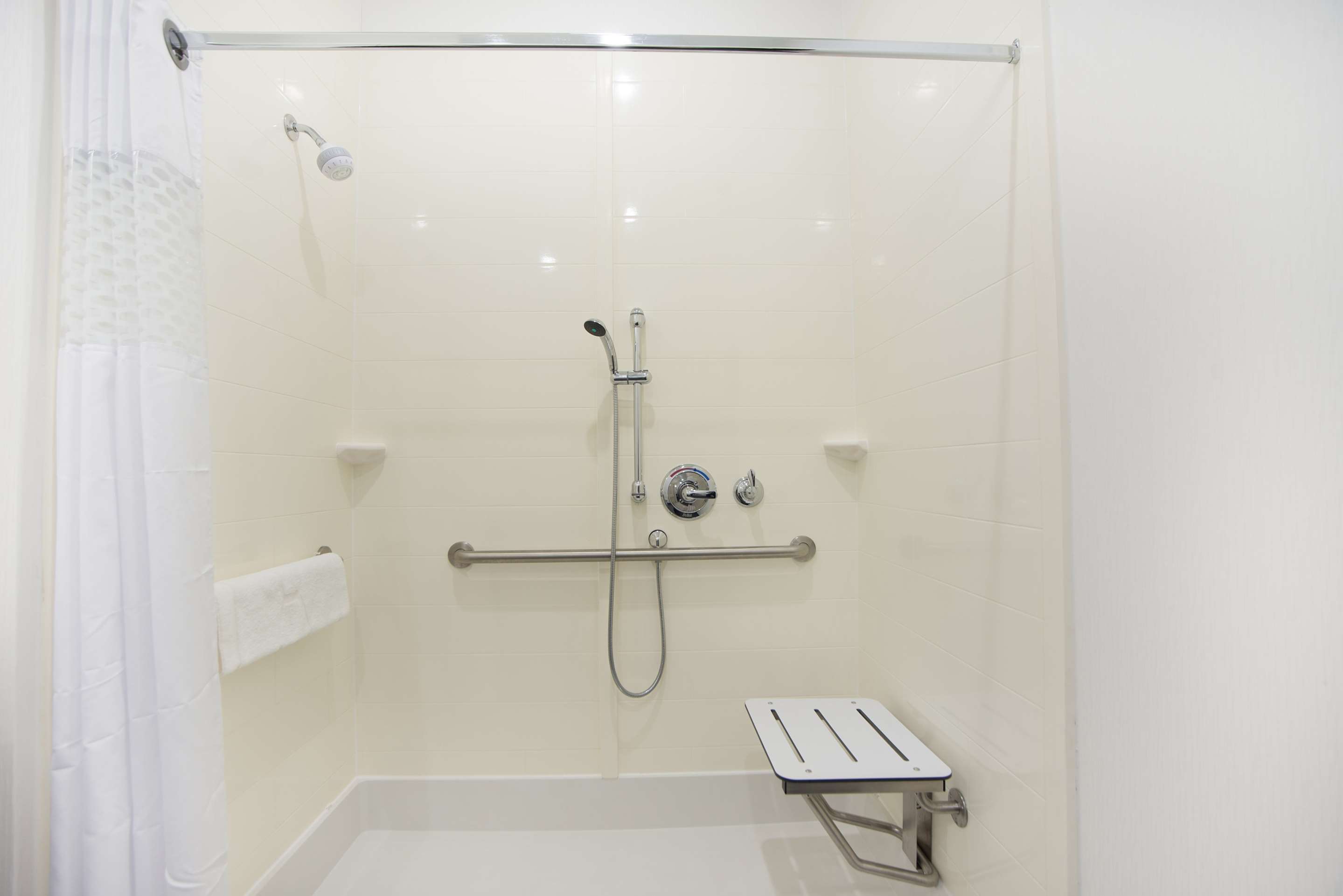 Guest room bath